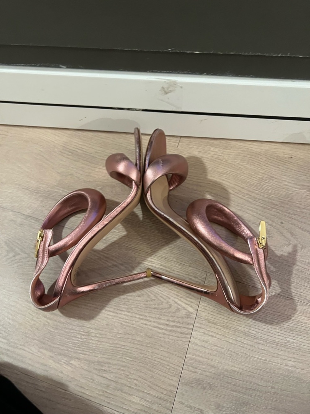 Gianvito Rossi Metallic Rose Pink Circular Accent Slingback Heels - Picture 3 of 8